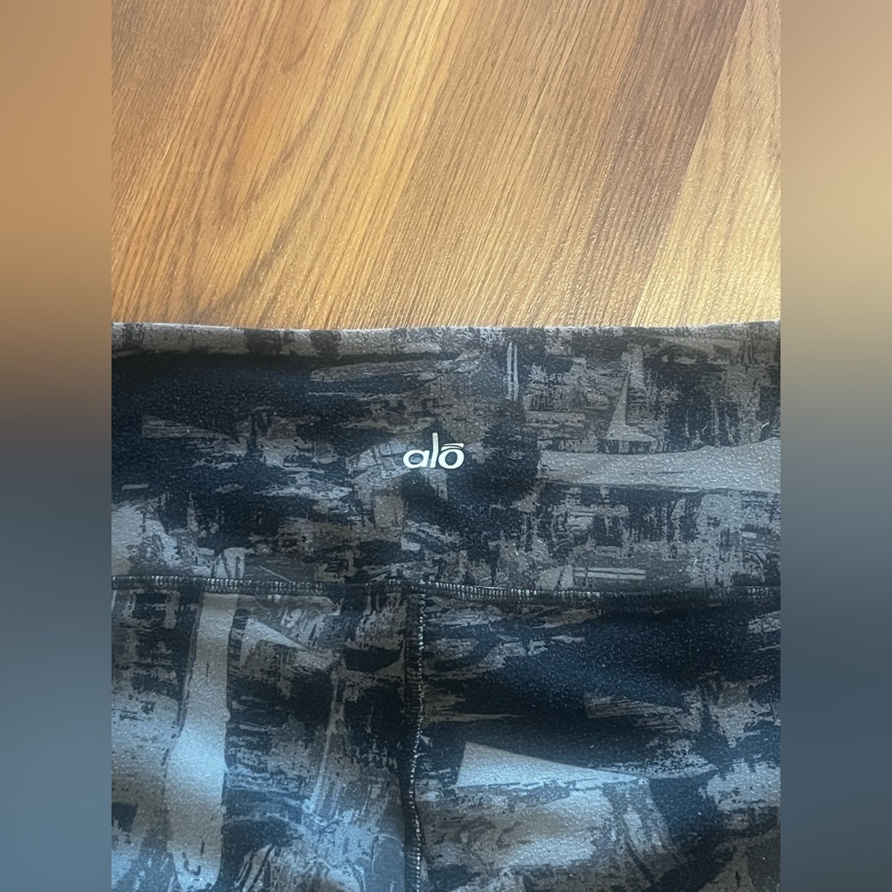ALO Yoga Abstract Black and Gray Leggings